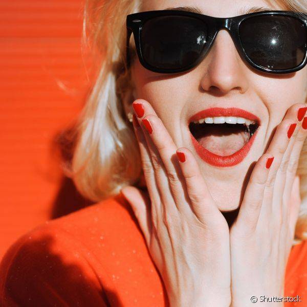 O laranja tamb?m pode aparecer combinado nos l?bios, unhas e roupa (Foto: Shutterstock)